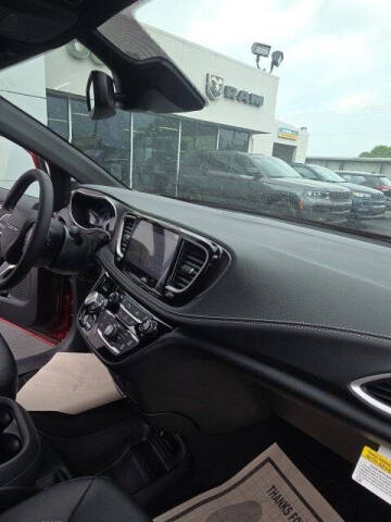 2027 Chrysler Pacifica Select