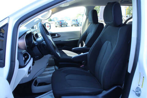 2022 Chrysler Voyager LX