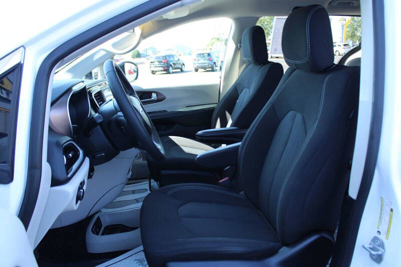 2022 Chrysler Voyager LX