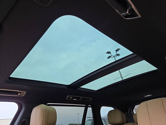 2025 Land Rover Range Rover P400 SE LWB