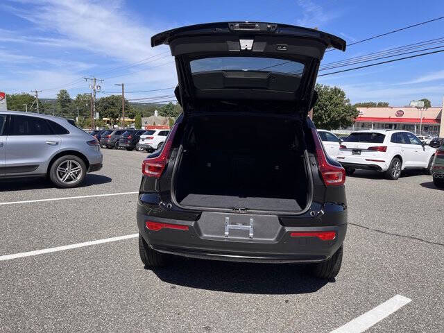 2025 Volvo XC40 B5 Plus Dark Theme