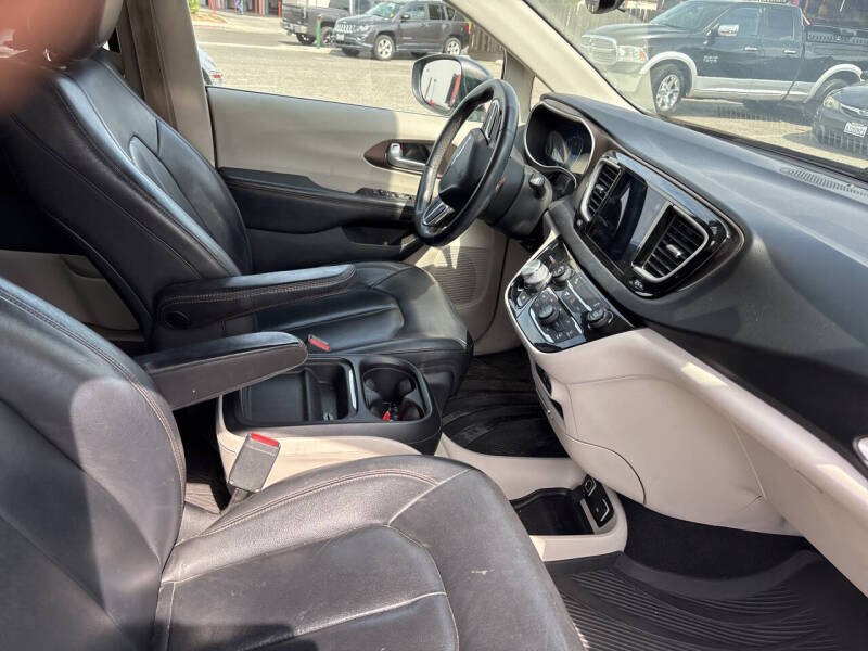 2017 Chrysler Pacifica Touring-L