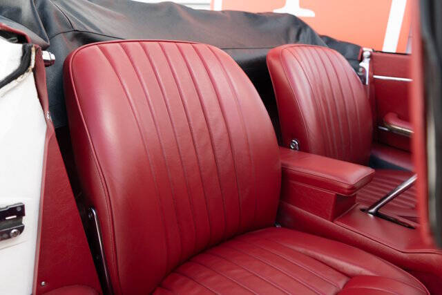 1966 Jaguar E-Type 25