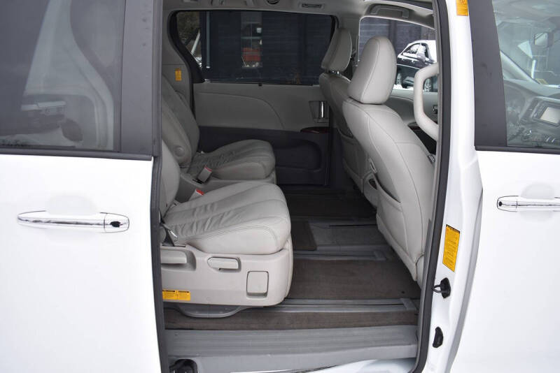 2014 Toyota Sienna XLE 7-Passenger