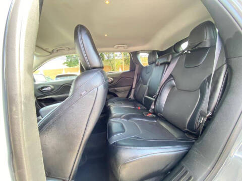 2023 Jeep Cherokee Altitude Lux