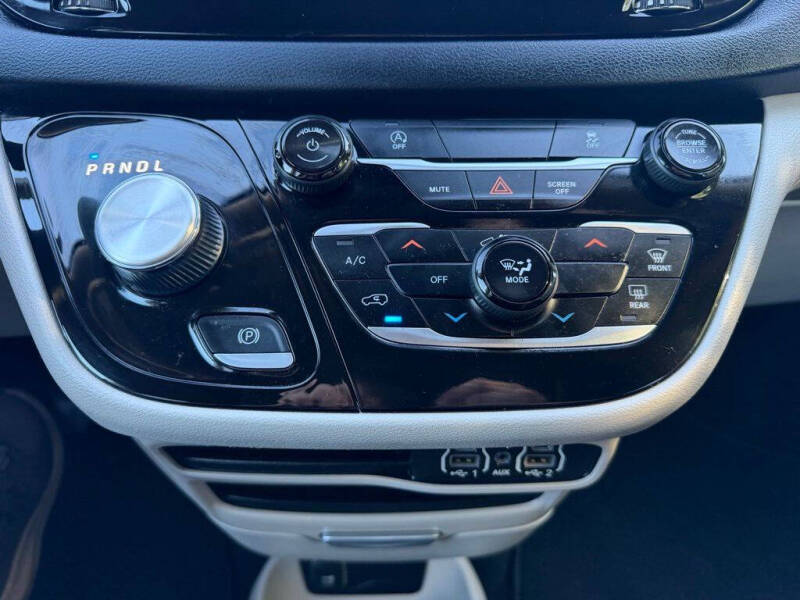 2023 Chrysler Voyager LX