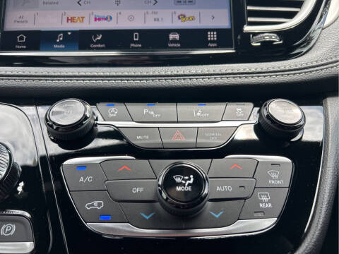 2027 Chrysler Pacifica Select