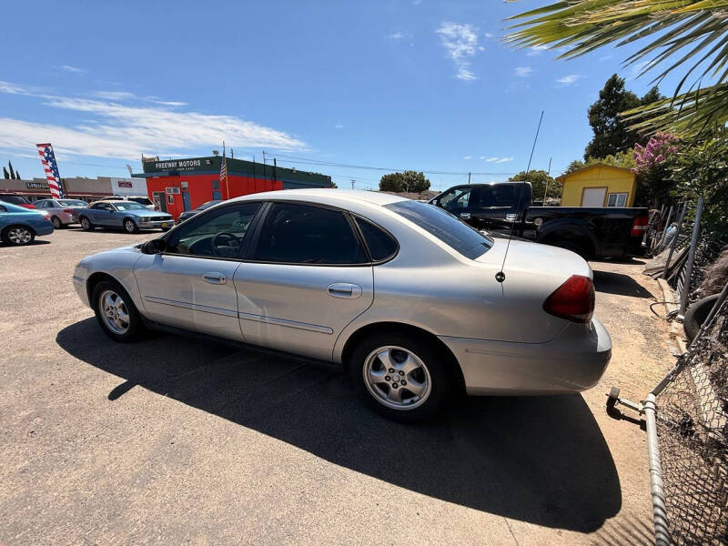 2005 Ford Taurus SE