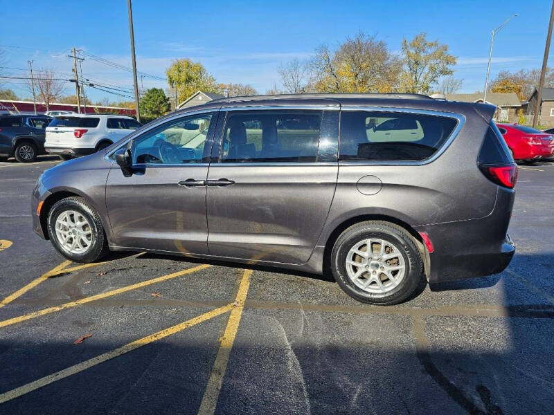 2020 Chrysler Voyager null photo 7