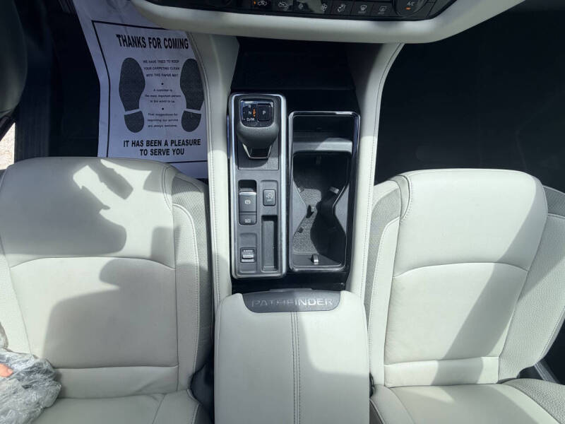 2025 Nissan Pathfinder SL