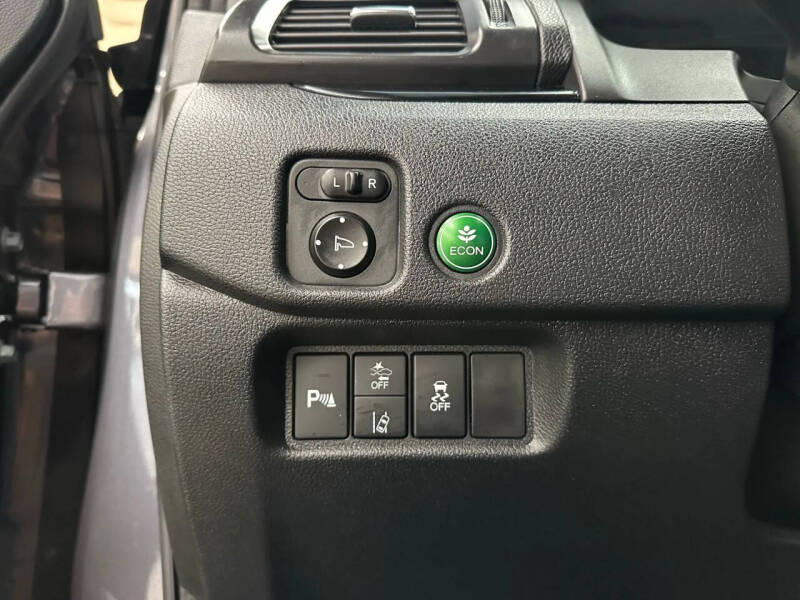 2021 Honda Pilot Touring w/Rear Captain's Chairs