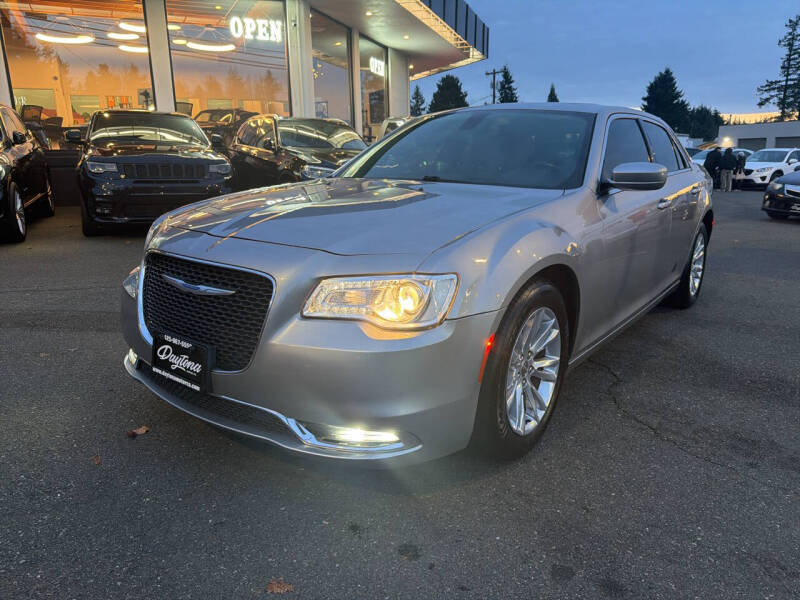 2018 Chrysler 300 Touring's photo