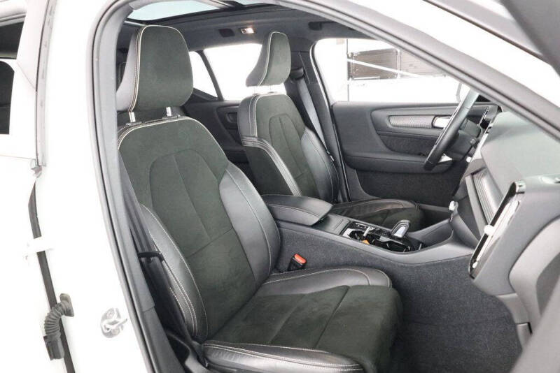 2022 Volvo XC40 T5 R-Design