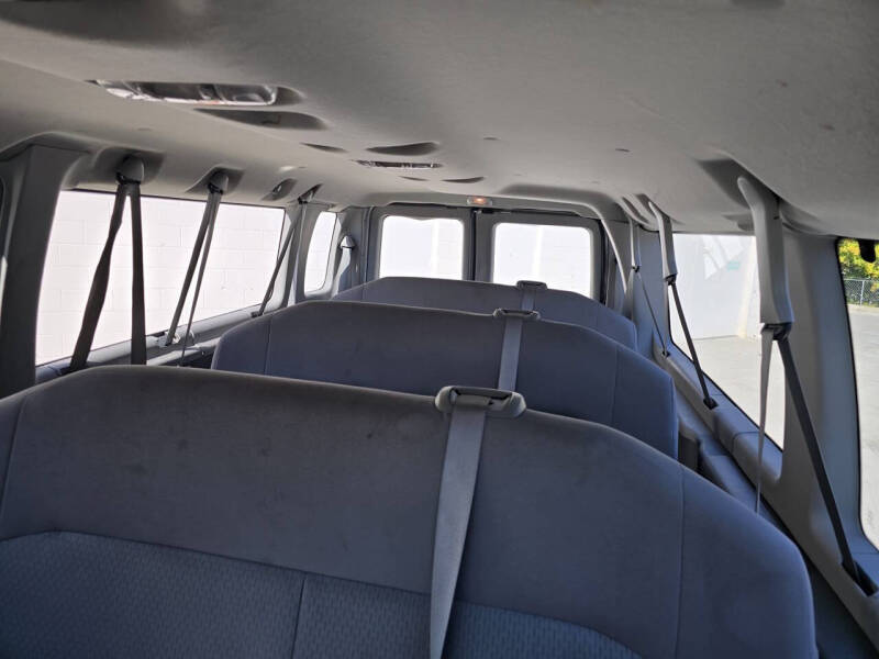 2013 Ford E-Series Econoline Wagon XLT photo 21