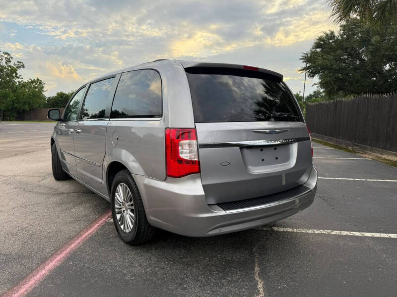 2014 Chrysler Town and Country Touring-L