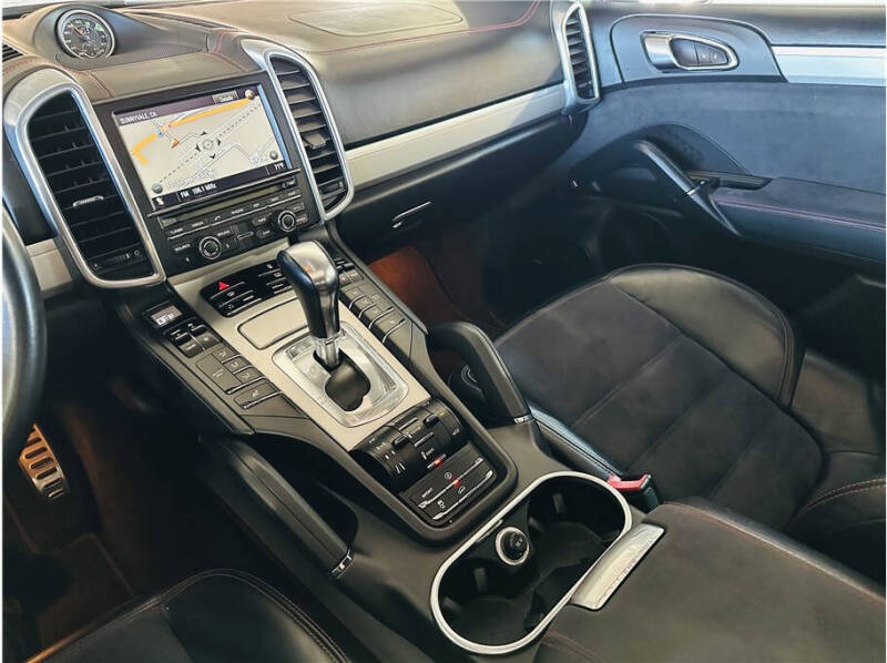 2013 Porsche Cayenne GTS