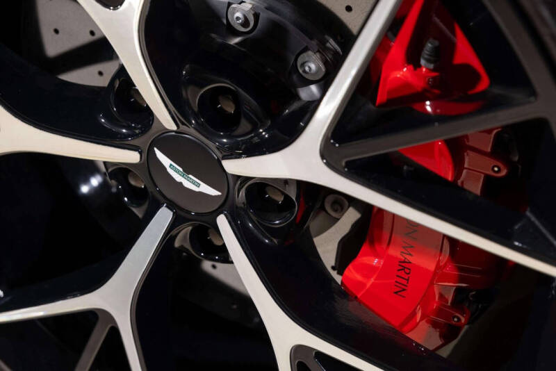 2025 Aston Martin DBX 707