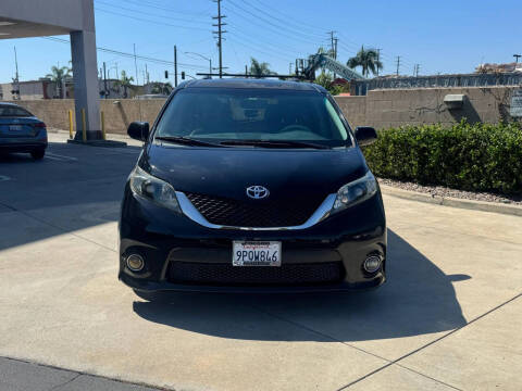 2013 Toyota Sienna SE 8-Passenger