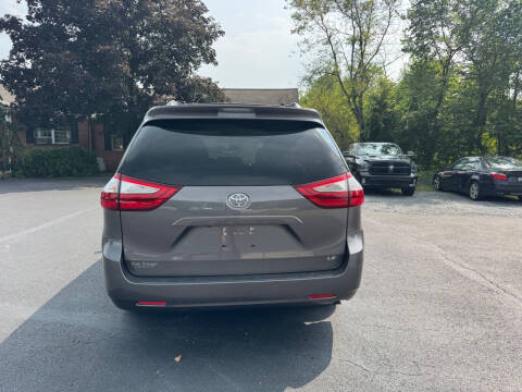 2017 Toyota Sienna LE 8-Passenger