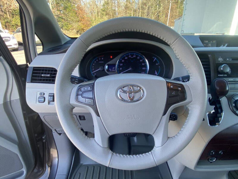 2013 Toyota Sienna XLE 8-Passenger