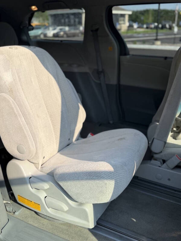 2013 Toyota Sienna LE 8-Passenger
