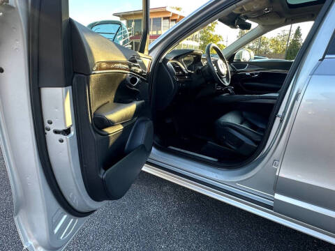 2016 Volvo XC90 T6 Momentum