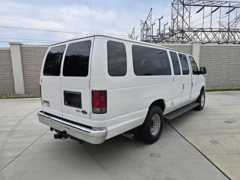 2013 Ford E-Series Econoline Wagon XLT photo 9