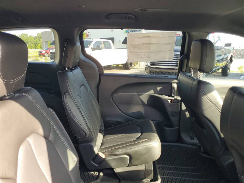 2025 Chrysler Voyager LX