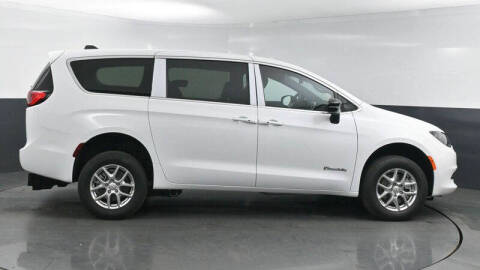2025 Chrysler Voyager LX