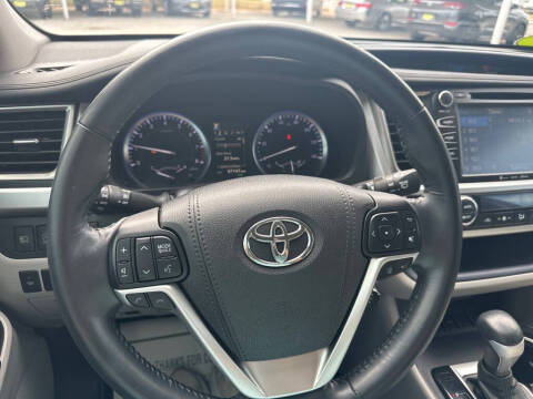 2017 Toyota Highlander SE