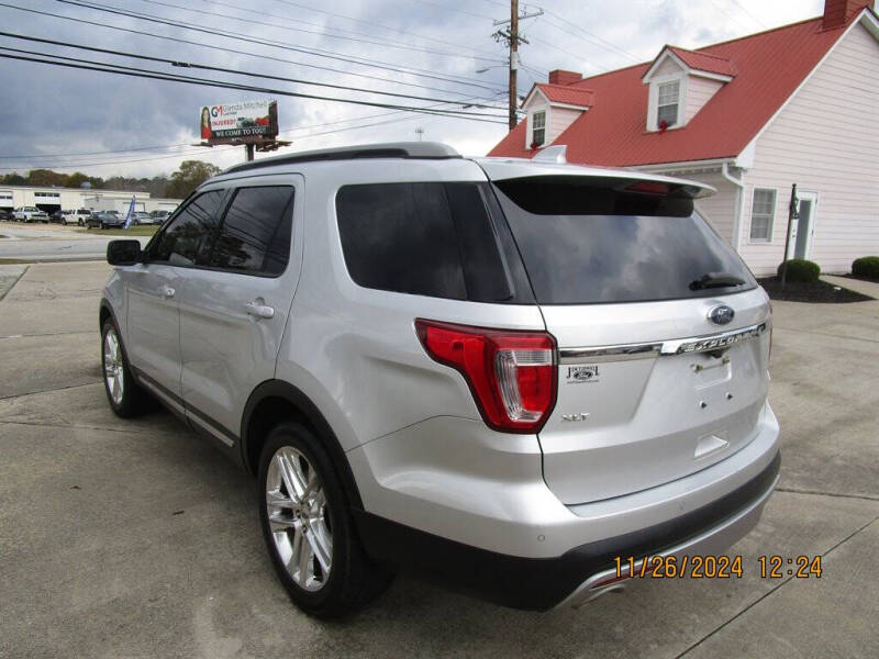 2017 Ford Explorer XLT photo 4