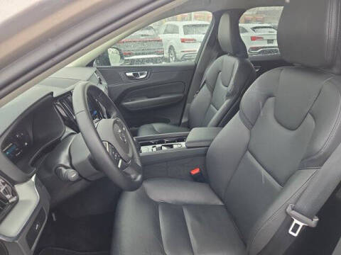 2025 Volvo XC60 B5 Core Dark Theme