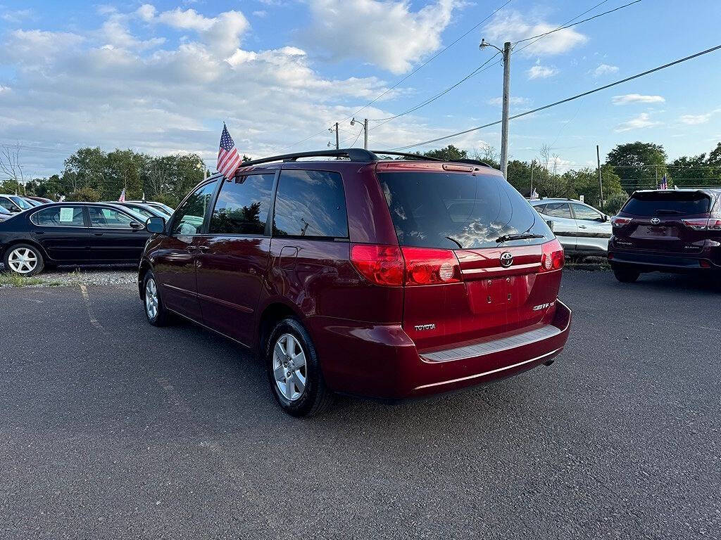 2007 Toyota Sienna for sale at We Buy & Sell Cars Inc in Orlando, FL