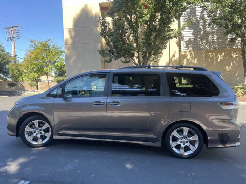 2012 Toyota Sienna SE 8-Passenger