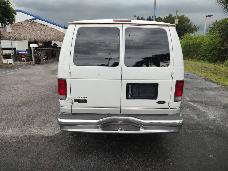 2005 Ford E-Series E-150 Chateau