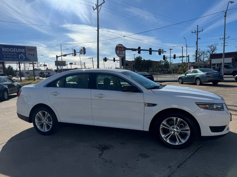 2015 Ford Taurus SE photo 4