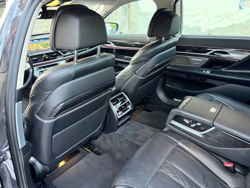 2022 BMW 7 Series 740i