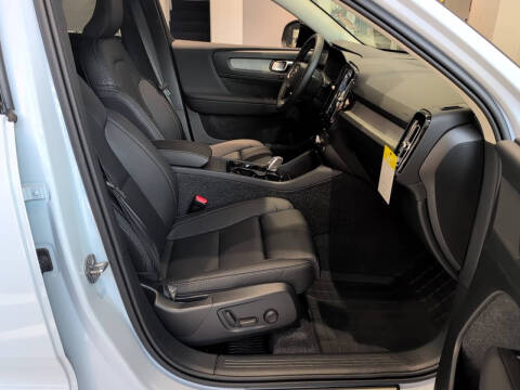 2025 Volvo XC40 B5 Plus Dark Theme