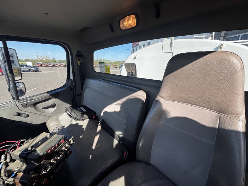 2004 Freightliner M2 106