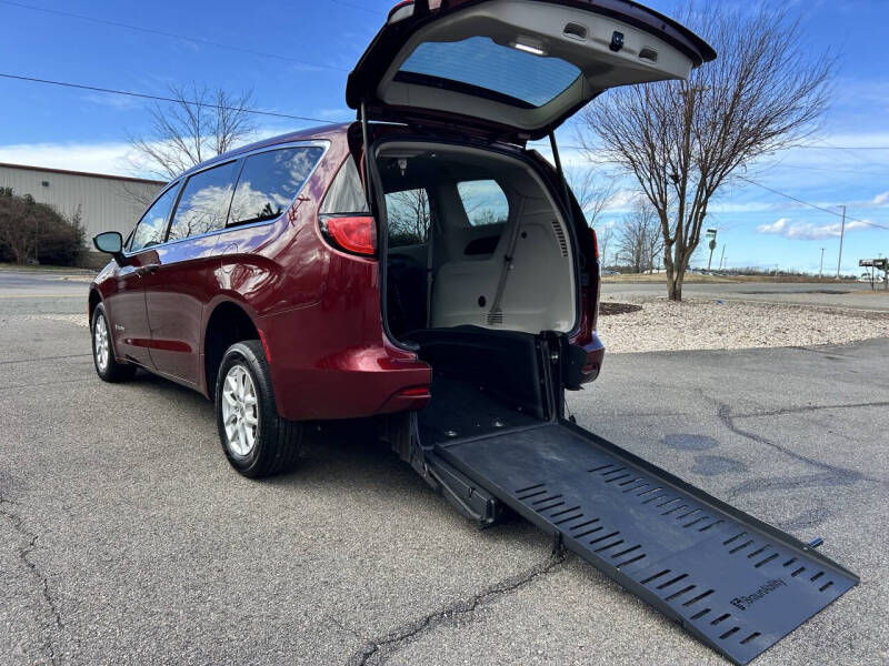 2022 Chrysler Voyager LX