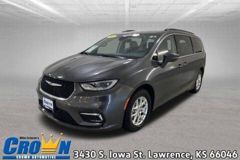 2022 Chrysler Pacifica for sale at Crown Automotive of Lawrence Kansas in Lawrence KS