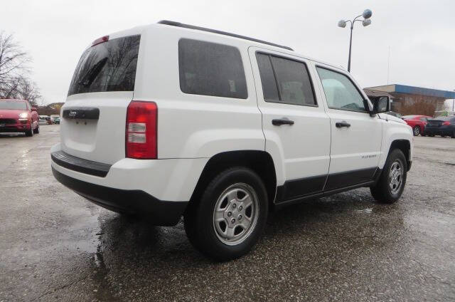 2011 Jeep Patriot null photo 2