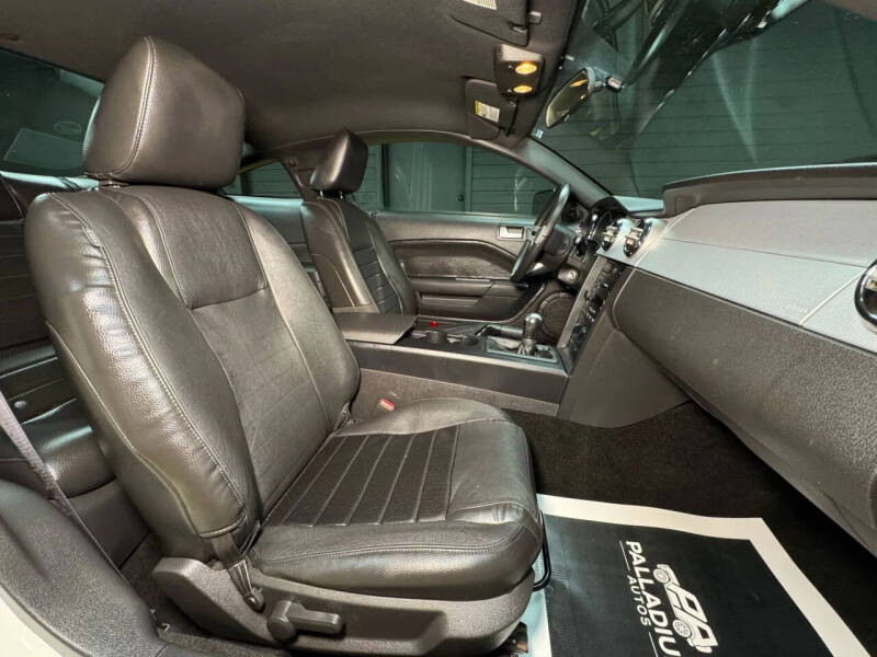 2005 Ford Mustang GT Deluxe