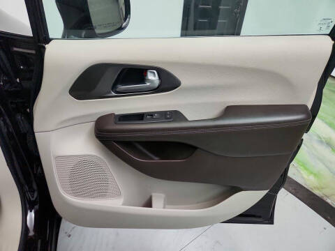 2017 Chrysler Pacifica Touring-L