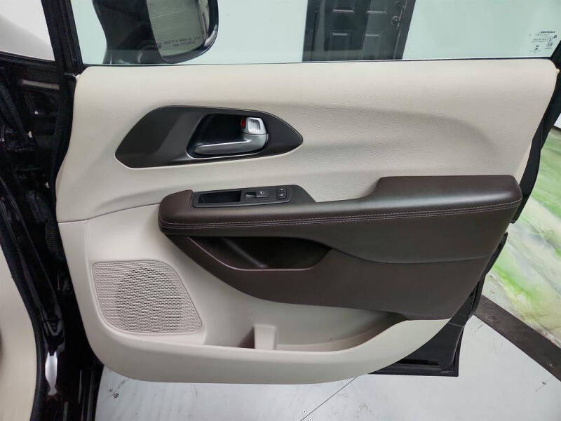 2017 Chrysler Pacifica Touring-L
