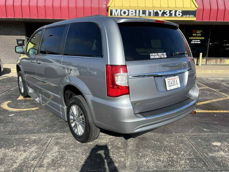 2016 Chrysler Town and Country Touring-L