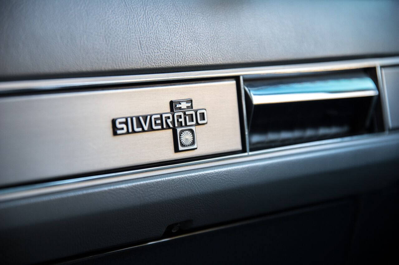 1988 Chevrolet Suburban 31