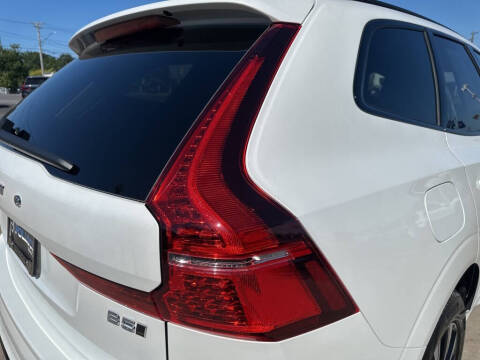 2025 Volvo XC60 B5 Plus Dark Theme