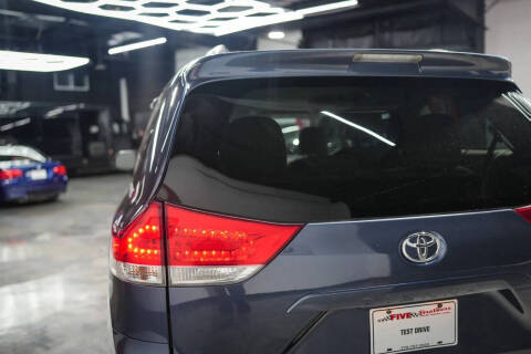 2013 Toyota Sienna LE 7-Passenger