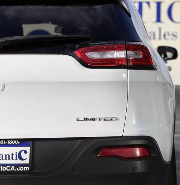 2016 Jeep Cherokee Limited photo 9